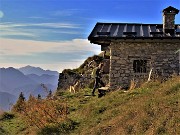 65 Passaggio alla Baita-bivacco del Monte Secco (1837 m)